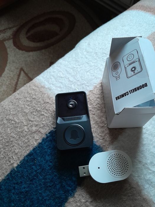 Vînd 2 camere video profesionale și 2perechi adidași fete