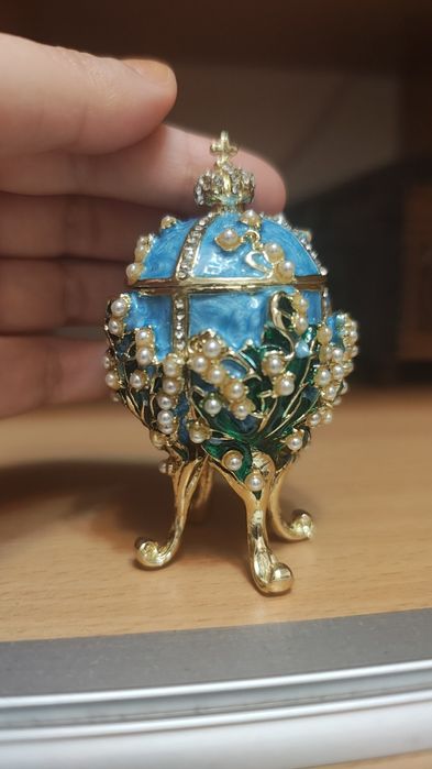 Cutie bijuterii metalica in forma de ou Faberge