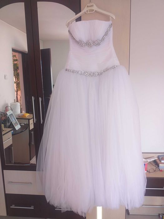 Rochie mireasa(arcuri,voal,acceorii pe umar)