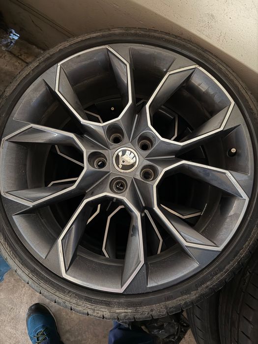 Продавам гуми с джанти 225 35 19 за 5x112 Шкода