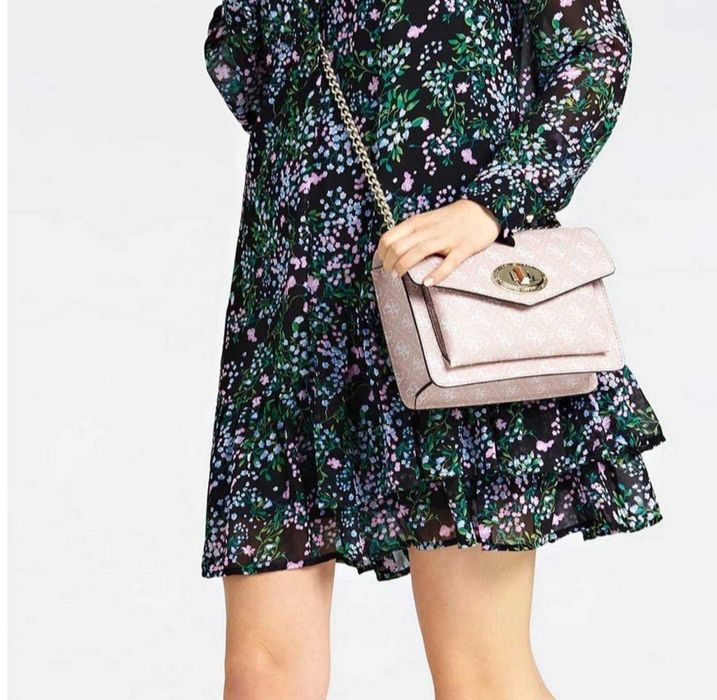 GUESS Crossbody Bag в розов  нюанс (Latte Logo) е елегантна и практична чанта за рамо/през тялото, която съчетава стил и функционалност.