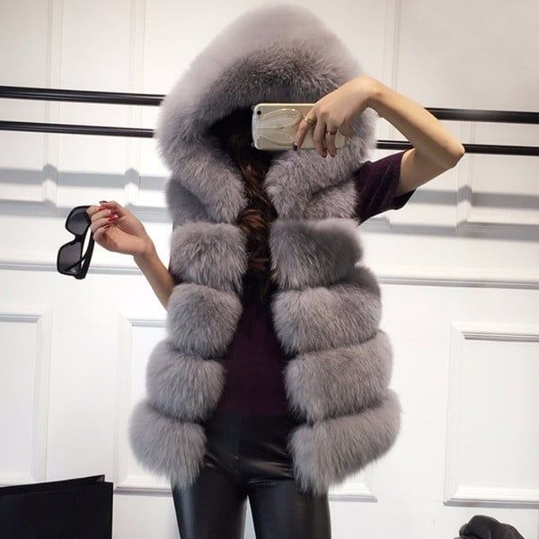 Дамски пухкав елек с качулка