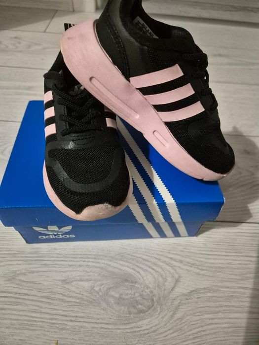 Adidasi marimea 23,5