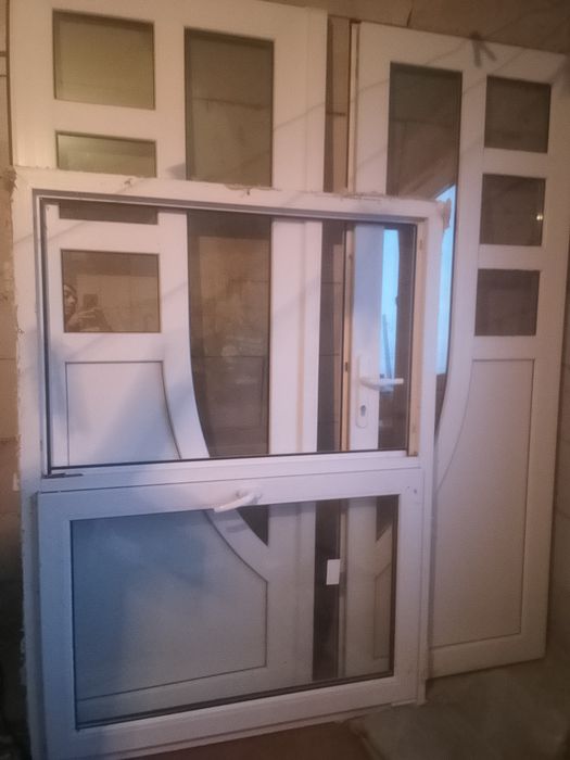 Vând ușă dublă și 3 geamuri duble plus un geam mic pentru baie