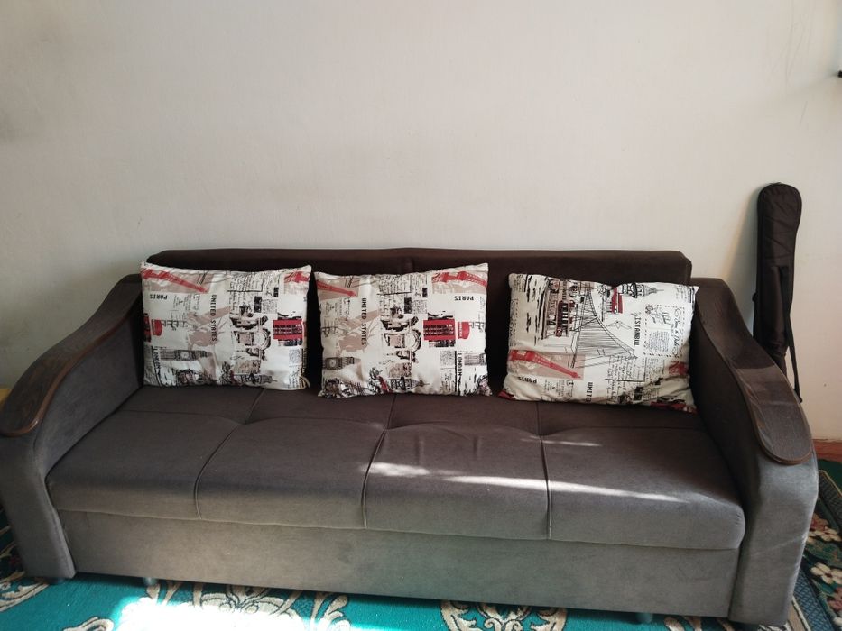 Продам б/у диван и телевизор