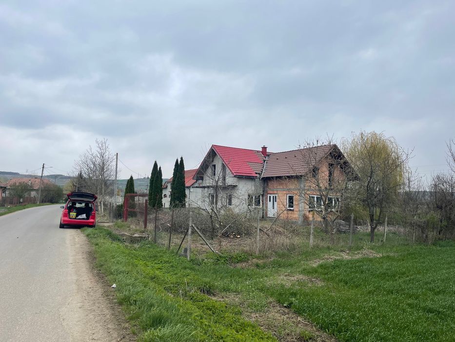 Casă de locuit în Stejeriș cu teren intravilan de 3500 metri pătrați!