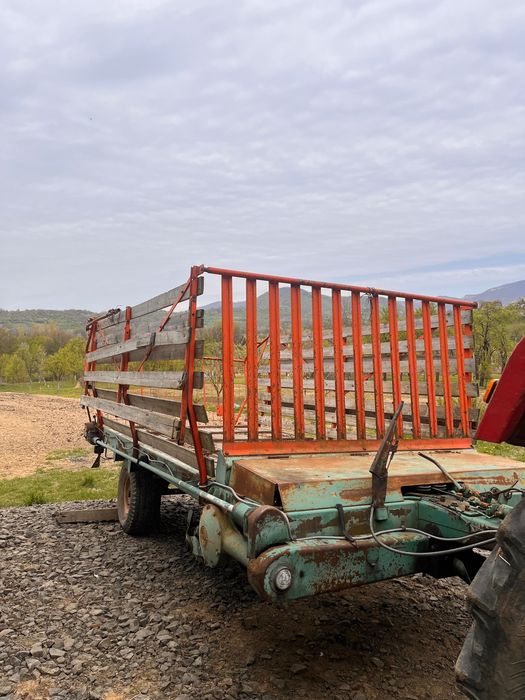 Vand tractor, semanatoare, plug, tocatoare si grapa rotativa