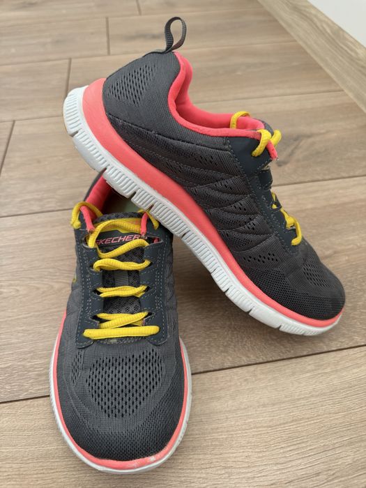 Много добри маратонки Skechers