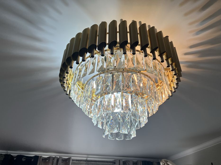 Люстра для комнаты в отличном состоянит