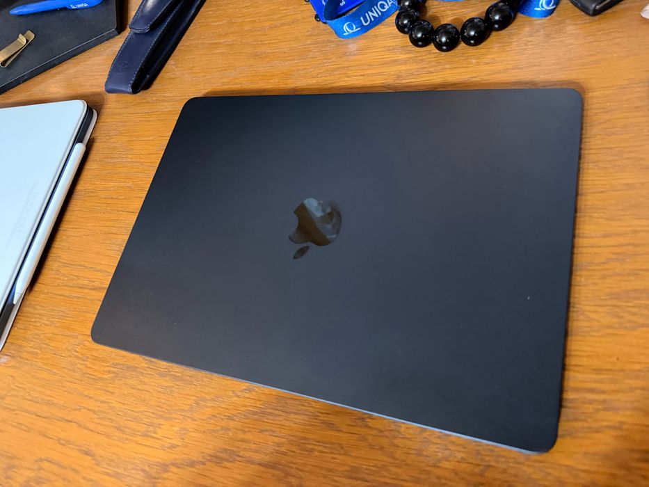 Laptop Apple MacBook Air 13-inch, cu procesor Apple M2, 8 nuclee CPU si 10 nuclee GPU, 8GB, 512GB, Midnight, Layout INT