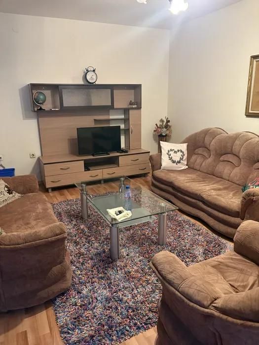 Дава се под наем Многостаен апартамент в Пловдив, Младежки Хълм - 220 кв.м за 1100 € - Снимка #1