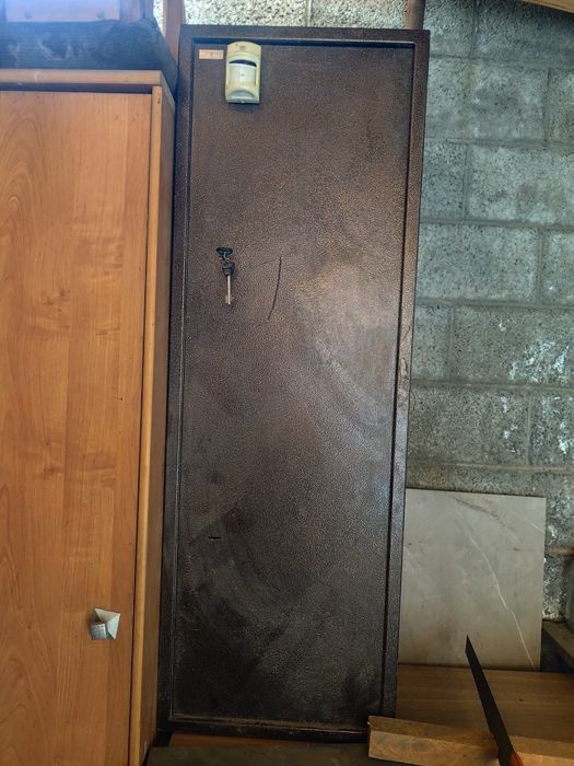 Продам сейф металлический