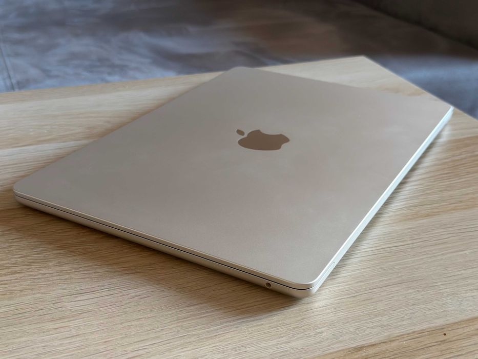 MacBook Air M2 13.6" / 16GB / 512GB – перфектно състояние (Starlight)