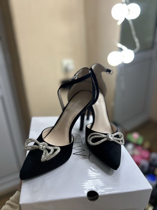 Елегантни дамски обувки на ток с кристална панделка