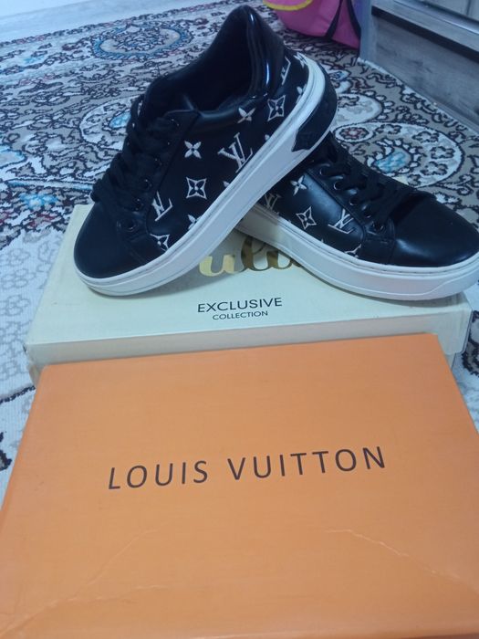 Кроссовки женские