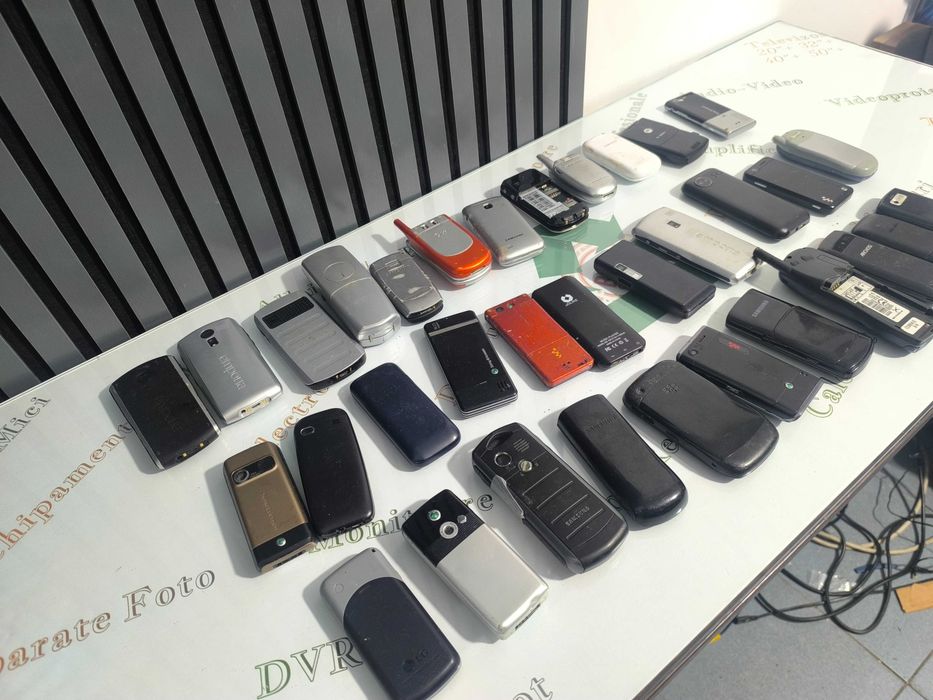 Lot Telefoane Mobile Diverse - 34 Bucăți LOT10
