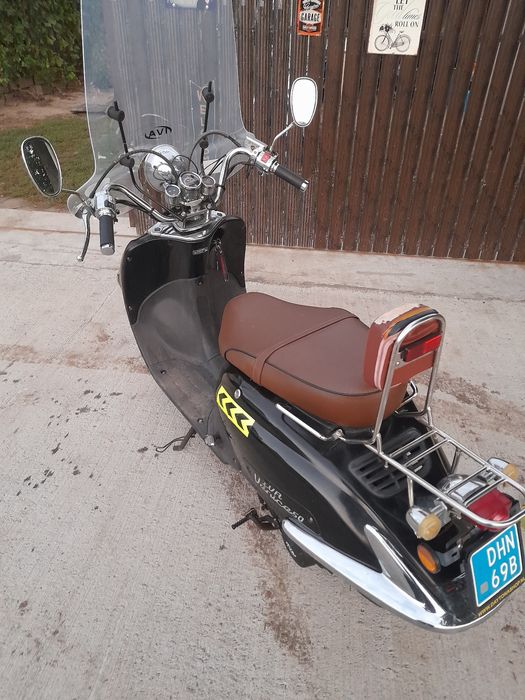 Vind 2 scutere unul electric și unul benzina