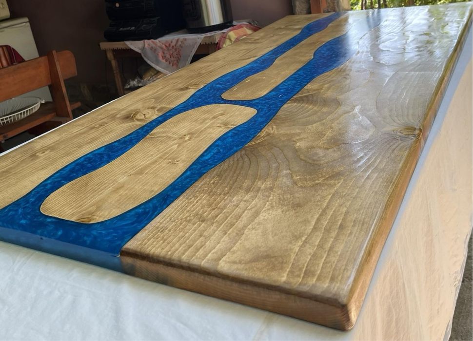 Маса от масивно дърво и епоксидна смола