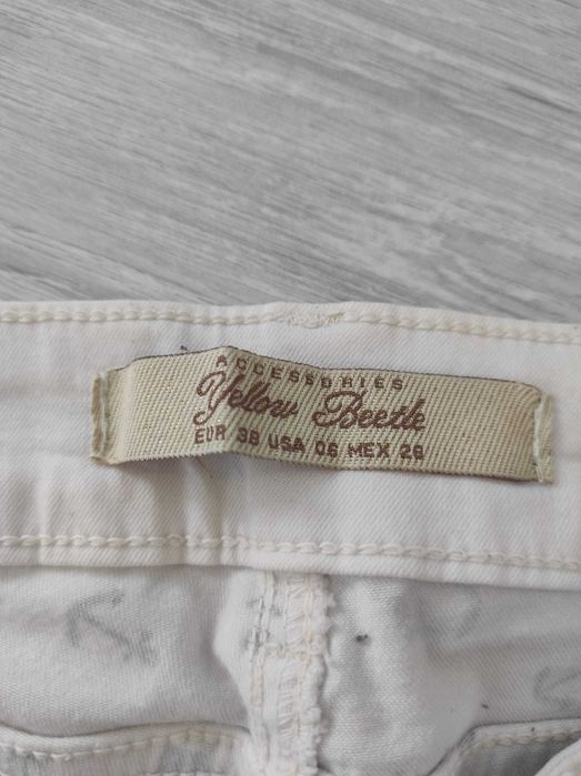 Бял есластичен панталон с котвички