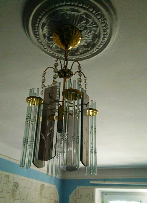 Люстра  легкая , одно ламповая .