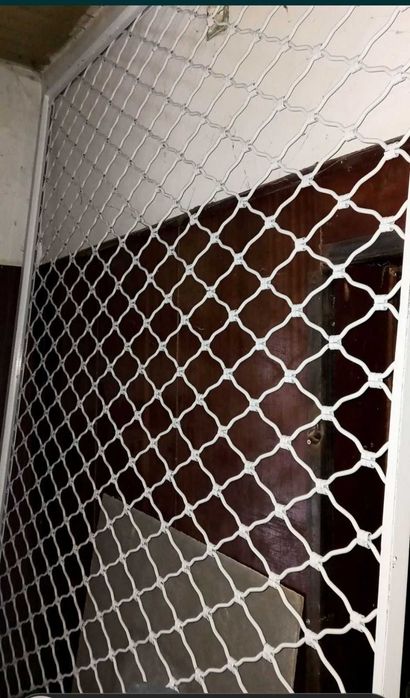 Метални стелажи, охранителни решетки.