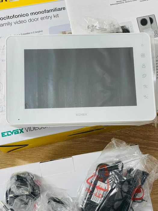 Kit de interfon video Vimar K40910 panou de intrare gri și monitor alb