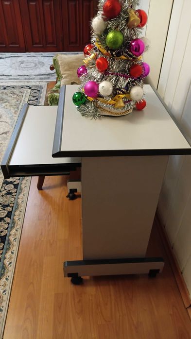 продам столик компьютерный