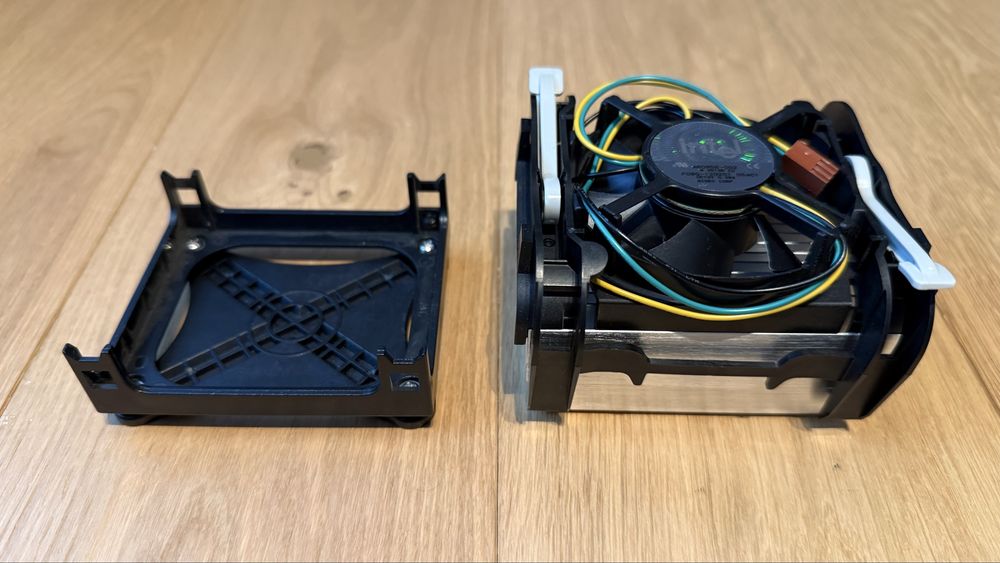 Cooler CPU socket PGA 370 original Intel si cadru de retentie