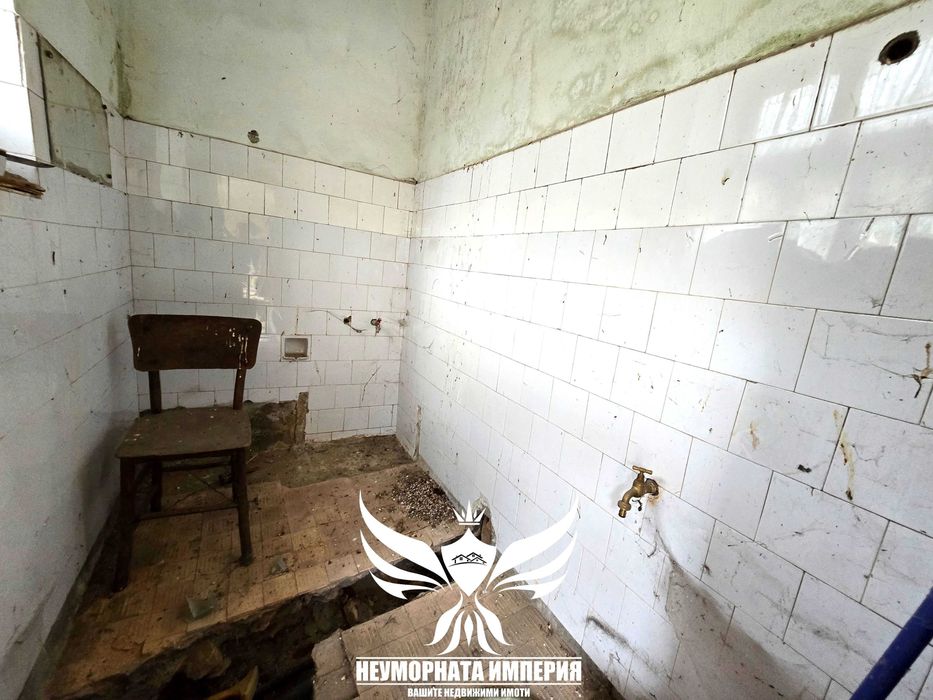 Продавам двуетажна къща с постройки 280РЗП с 900кв двор село Червен