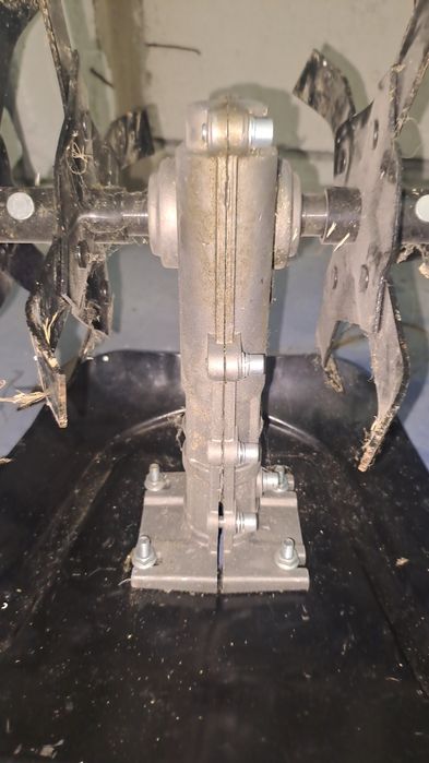 Prasitoare adaptabilă pentru motocoasă