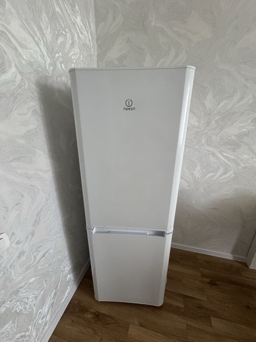 Холодильник indesit