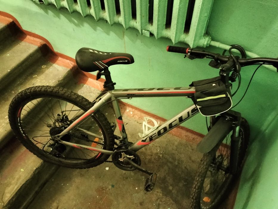 Велосипед серый горный