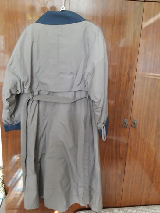 Плащ женский, тёмно-серого цвета, комбинированный, с молнией и кнопкам