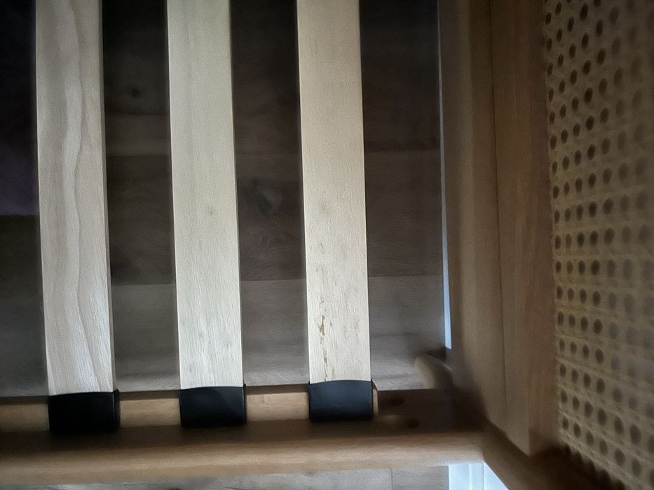 Pat din lemn masiv, cu spate ratan