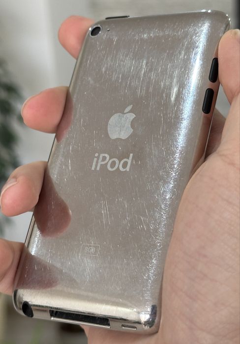 Apple iPod Touch (4th generation) 8GB – работещ + кабел