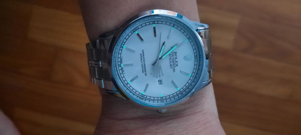 В продаже мужские часы