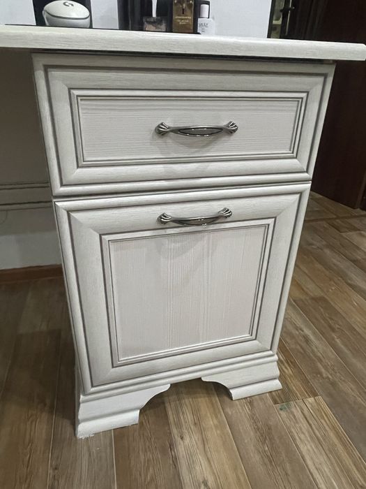 Продам писменный стол в хорошем состоянии