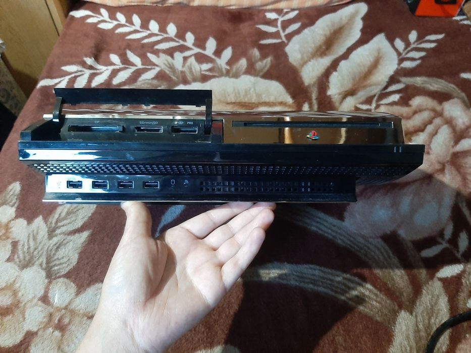 Vând PlayStation 3 fat Backwards Compatible ps1 ps2 ps3 în stare bună