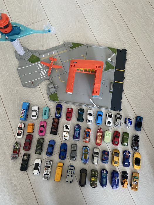 Аэропорт Matchbox airport + игрушки машинки
