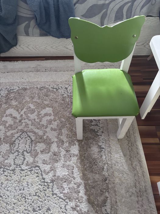 Маленький стол со стулом