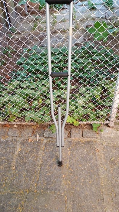 Часовници стенни електрически +Колан дамски+шишове за плетене,