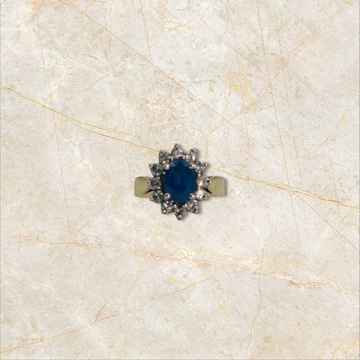 Луксозен златен пръстен 14К със сапфир и диаманти