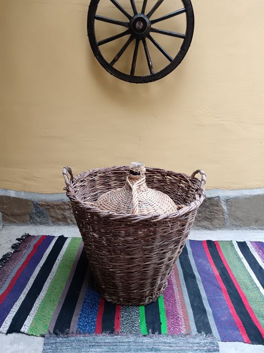 Дървен кош с плетена дамаджана