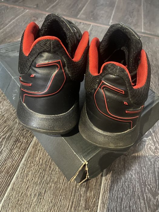 Продам мужские кроссовки