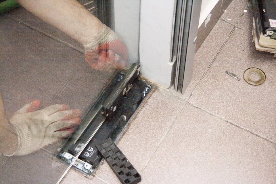 Регулировка стеклянный двери