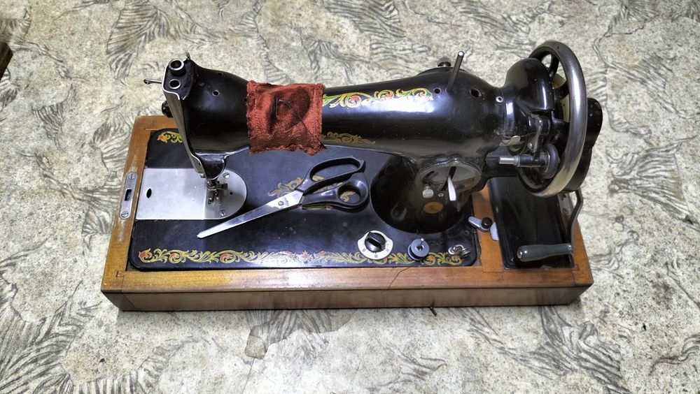 Продам швейную машинку