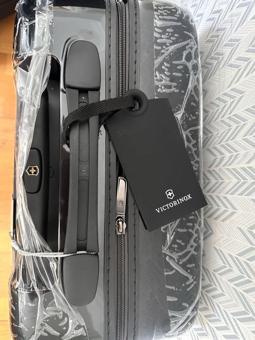 Продам новый чемодан Victorinox
