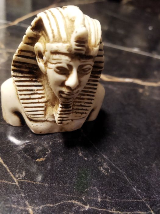 Статуэтка фараона.
