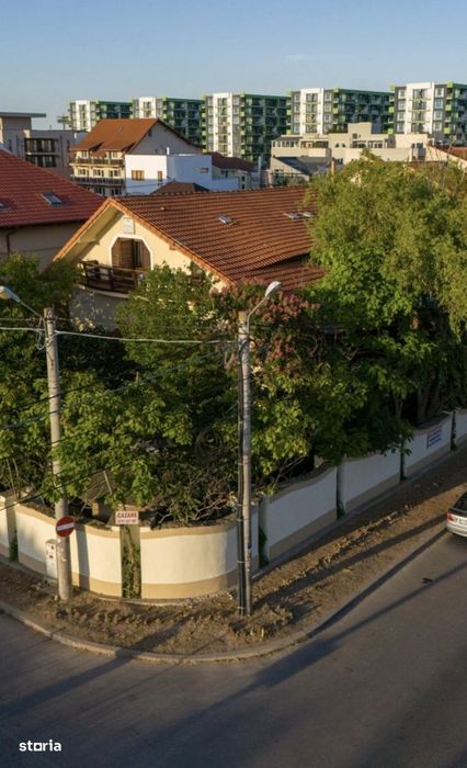 Vilă-Pensiune pe malul Marii Negre .cu 11 camere, 11 băi,curte 500mp.