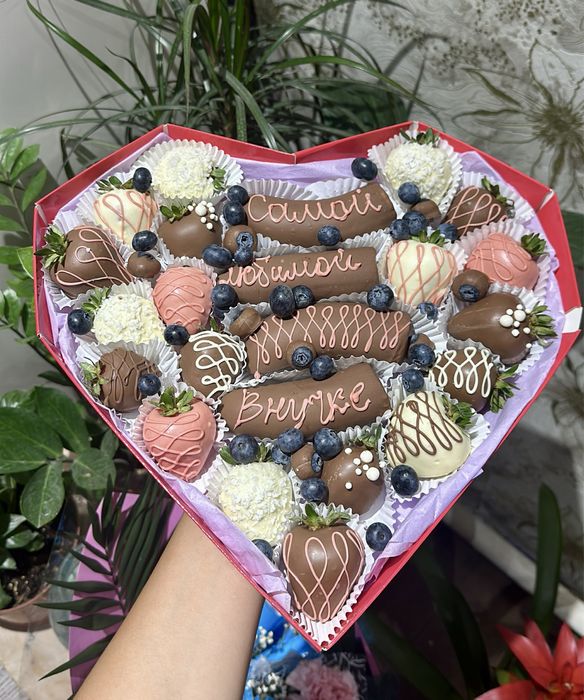 набор клубники в шоколаде